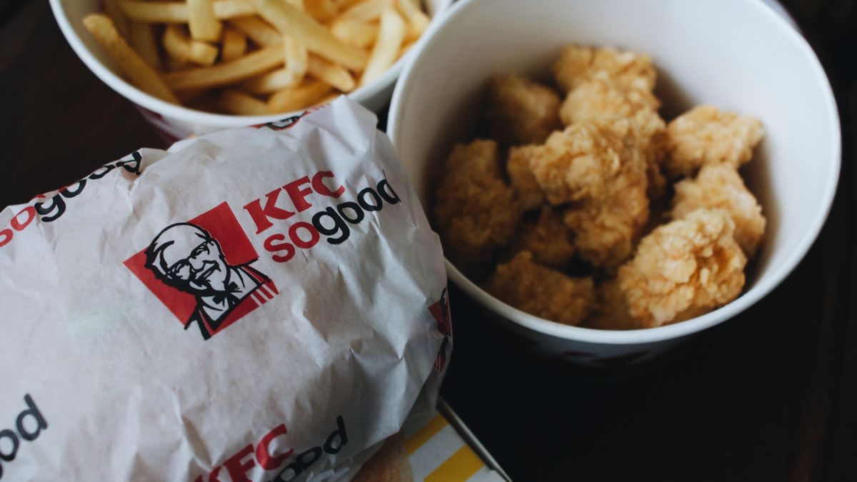 Konec olizování prstů. KFC ruší svůj legendární slogan